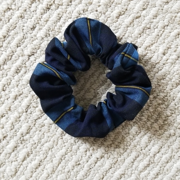 ๐3 for $10๐ Plaid Scrunchie - Picture 1 of 2
